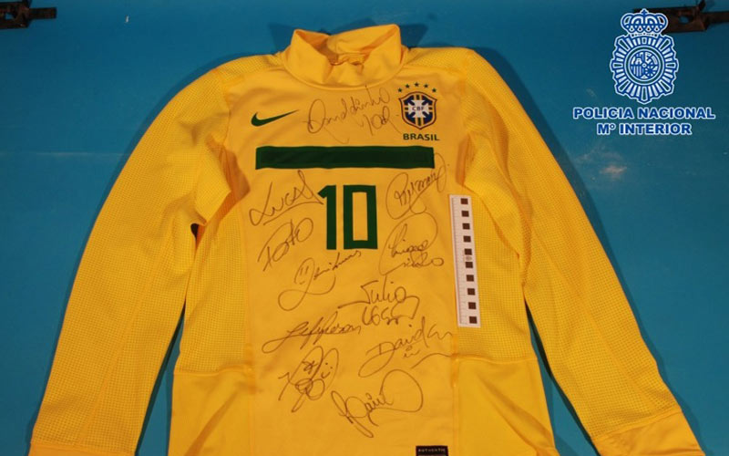 La Policía recupera una camiseta original de Ronaldinho robada en Jerez junto a otros paquetes a un empresa de transporte 