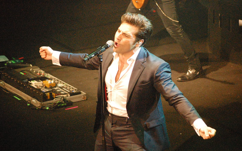Bustamante hace ‘vivir’ al Teatro Falla