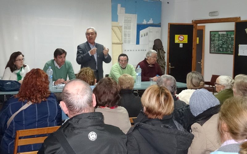 González Piñero se reúne con vecinos de la barriada La Paz para analizar las obras ‘energéticas’ que están en marcha en sus casas
