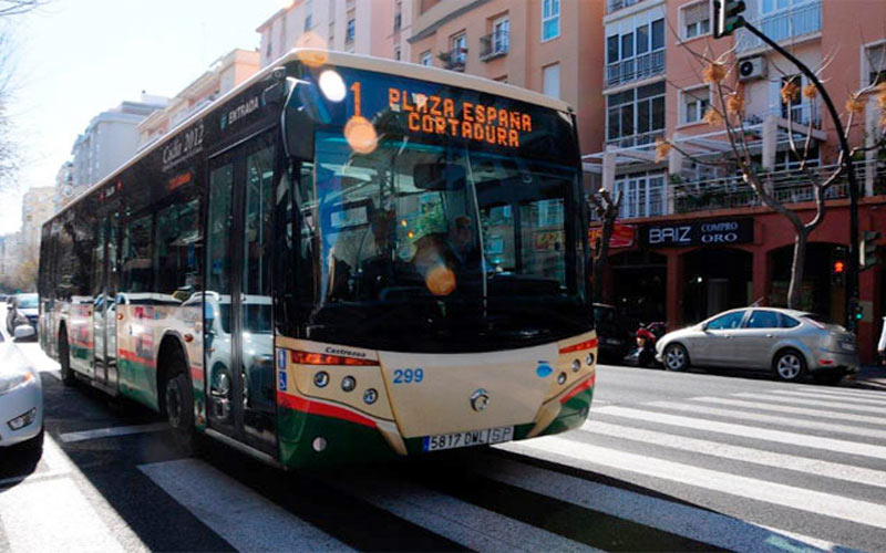 Los gaditanos de entre 16 y 25 años podrán usar el autobús urbano sin límite de viajes por 20 euros al mes