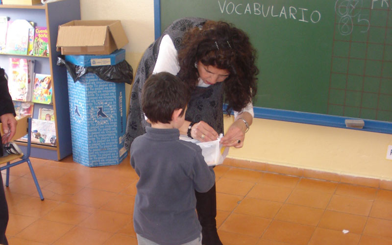 Una ONG entrega material escolar a niños del colegio Andalucía