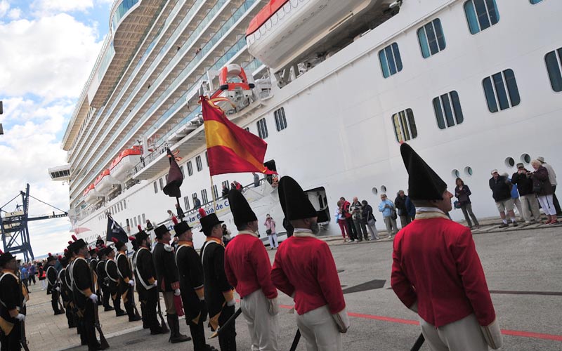 Avalancha de cruceristas en Cádiz, amenizada con desfiles y música, gracias a las escalas del Britannia y el Costa Pacífica