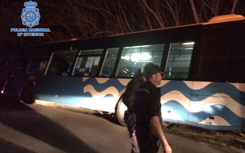 Un policía fuera de servicio auxilia a los ocupantes atrapados de un autobús urbano accidentado entre Estella y Jerez