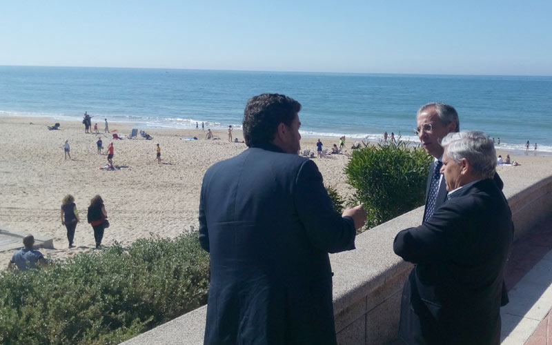 Costas confirma que aportará unos 50.000 m3 de arena a la playa de La Barrosa antes del verano