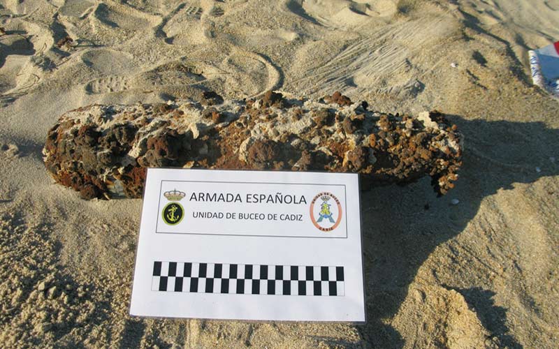 Buceadores de la Armada neutralizan en la playa de Camposoto un proyectil que finalmente carecía de carga explosiva