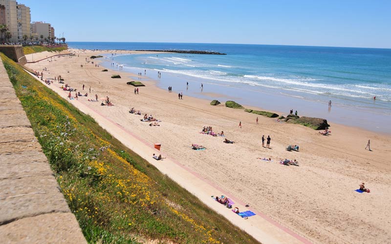 Más de 110.000 metros cúbicos de arena para regenerar la playa Santa María del Mar y la zona de la Victoria más cercana