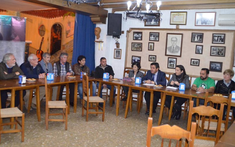 El alcalde isleño promete en un encuentro con el sector poner en marcha desde el Ayuntamiento la Mesa del Flamenco