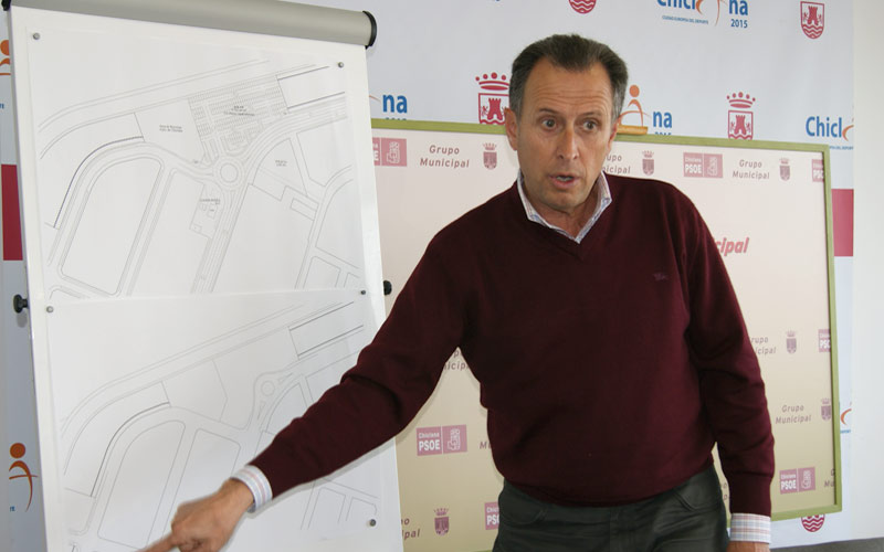 El PSOE propone instalar nuevas glorietas en puntos conflictivos del tráfico en Chiclana, mientras “el PP se dedica a decorarlas”