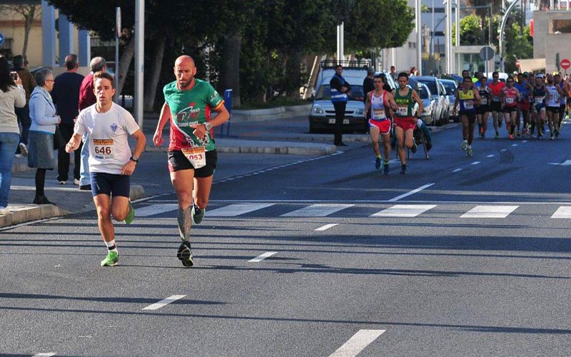 Luis Figueroa en chicos y Fátima Romero en chicas, vencedores de la XXIX Media Maratón Bahía de Cádiz