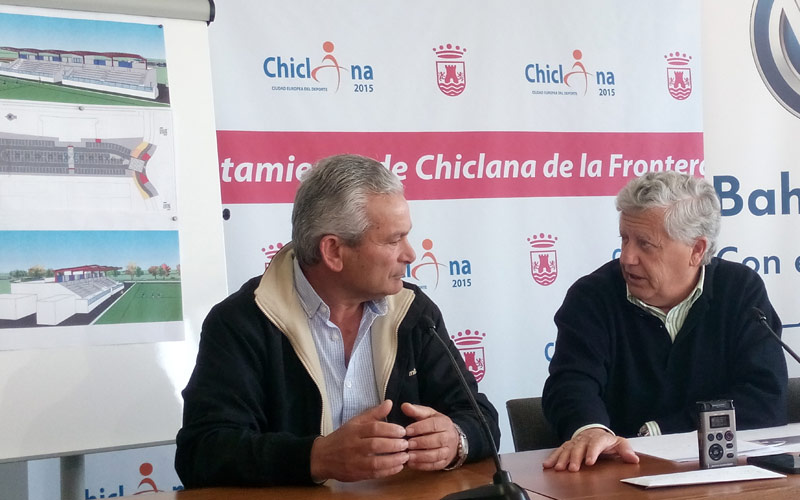 250.000 euros para dotar de cubierta al graderío del Estadio de Fútbol de Huerta Mata y urbanizar 200 plazas de aparcamiento