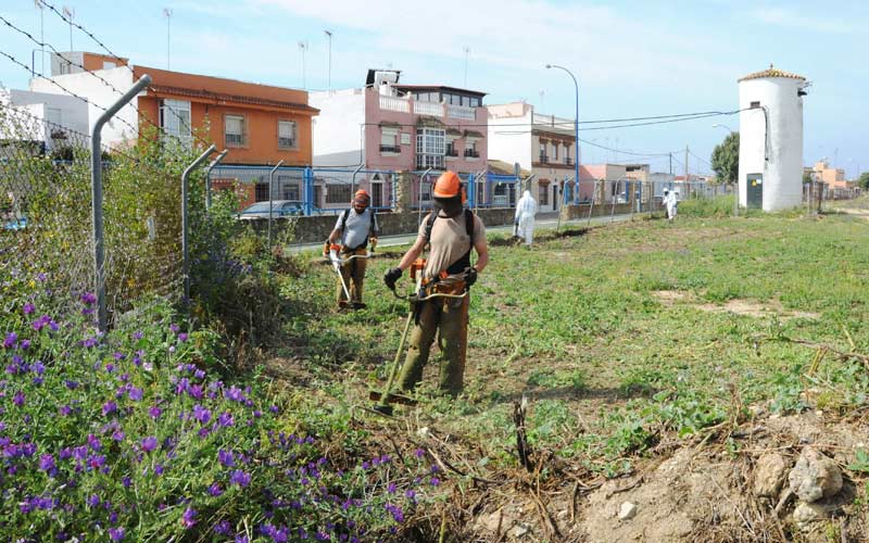 En marcha un año más las labores de desbroce y fumigación en el acuartelamiento de Camposoto para evitar las garrapatas