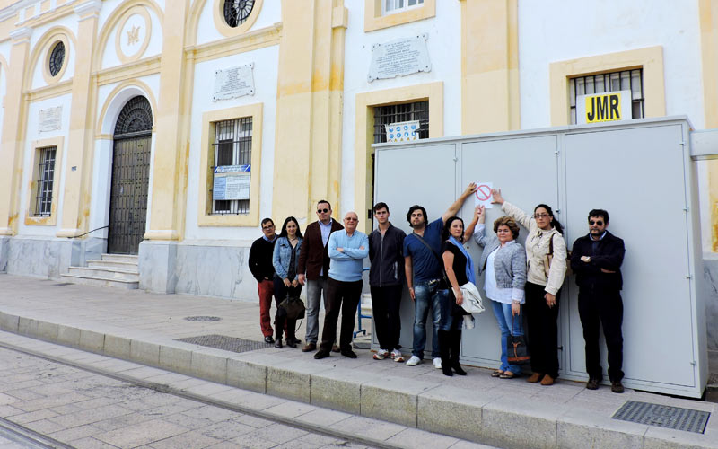 Isleños sensibilizados con el patrimonio muestran su rechazo a los armarios eléctricos del tranvía en plena calle Real