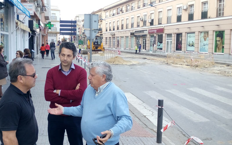 Afectados por la obra del tranvía recogen firmas para reclamar a la Junta que la calle Mendizábal tenga doble dirección de tráfico