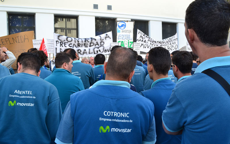 Trabajadores de la provincia de empresas colaboradoras de Teléfonica, en huelga, se concentran ante su sede en Cádiz
