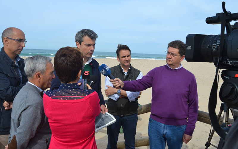 Más arena para un tramo de la playa de Camposoto