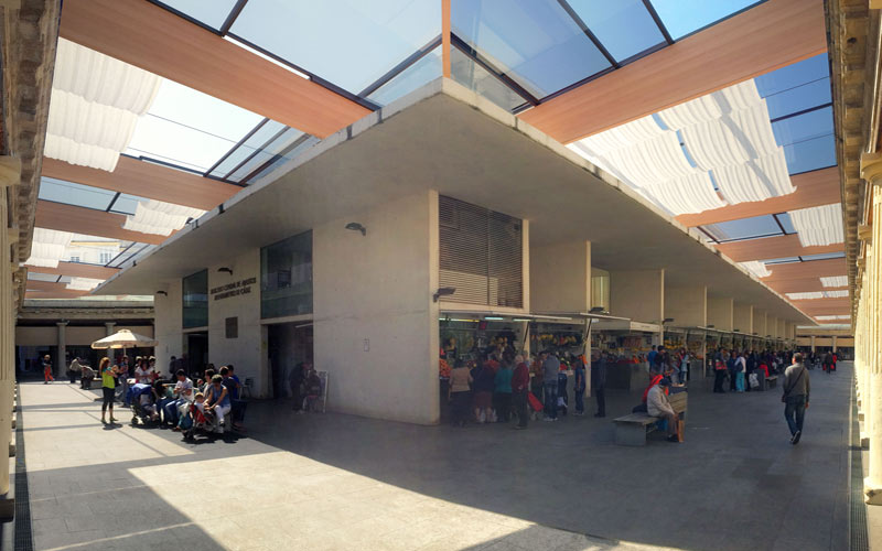 Plantean potenciar la plaza con una cubierta retráctil de vidrio y toldos, y la creación de una web con posibilidad de venta online