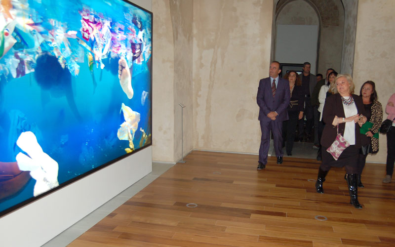 Una selección de obras de la colección de la aseguradora DKV, en los muros del restaurado castillo de San Romualdo