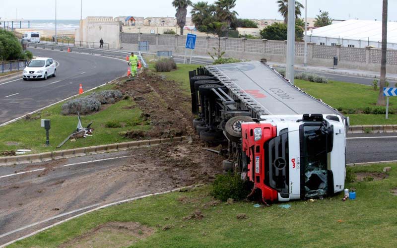 Un camión vuelca en la entrada a Cádiz y su conductor, ileso, es detenido por dar positivo y tener el carné suspendido