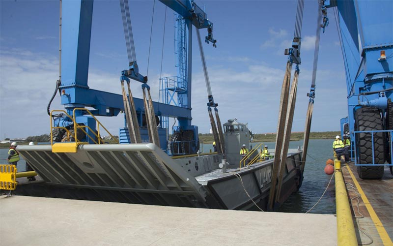 El astillero de San Fernando pone a flote la última lancha de desembarco de las doce encargadas por Australia