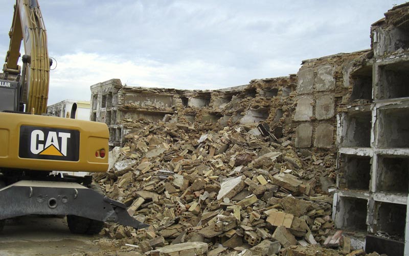 Comienza la demolición de los nichos del cementerio de Jerez que fueron sustituidos por dos nuevos bloques