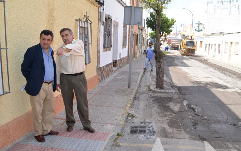 El alcalde isleño promete seguir asfaltando calles si gana las elecciones de mayo