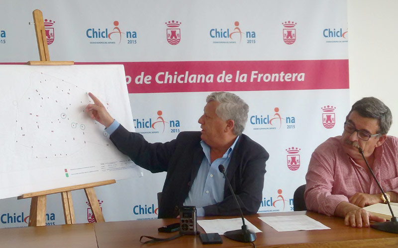 Marín anuncia la colocación de cinco contenedores soterrados más en el centro de Chiclana; en un futuro prevé que serán hasta 70