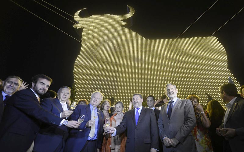 El Puerto invita a Sevilla a su Feria de Primavera y Fiesta del Fino Vino, con el toro “más grande del mundo” de novedosa portada