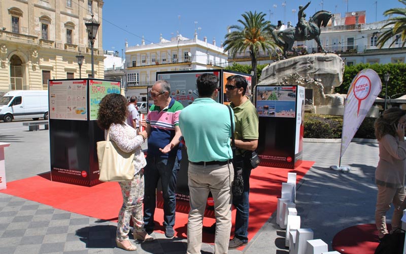Si el isleño no va al PSOE, el PSOE va al isleño… a mostrarle en plena calle su programa electoral