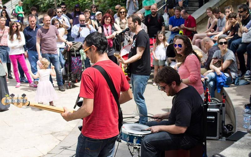 Música como envoltorio de una visión pesimista de la vida que difumina en los trazos fantásticos de la cotidianidad