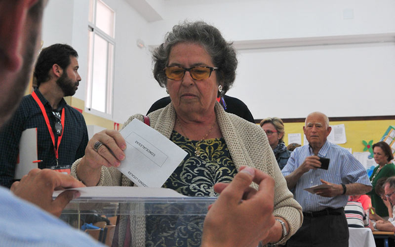 Baja la participación en la Bahía de Cádiz y roza el 30% hasta las 14 horas; menos en la capital, donde ya ha votado más del 37%
