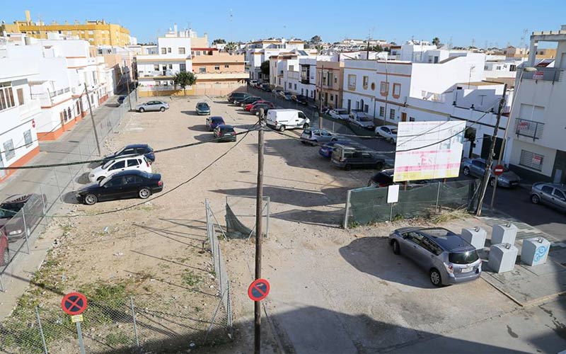 Dos empresas están interesadas en asfaltar el solar ‘de los maestros’ para convertirlo en aparcamiento en condiciones