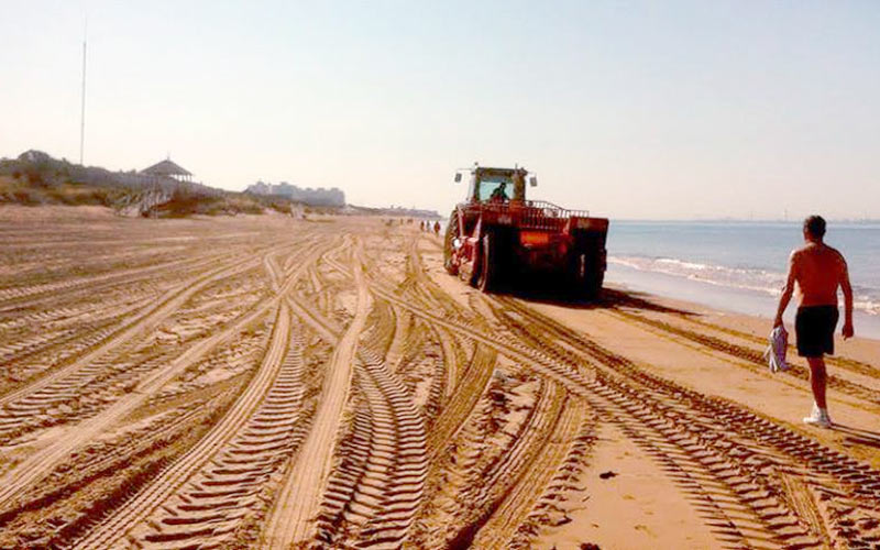 Costas pone a punto la playa de Puntalillo