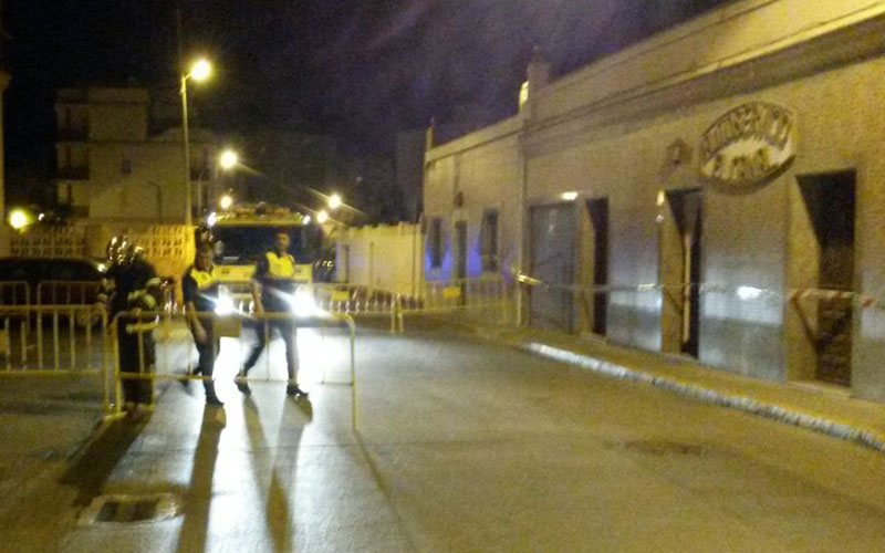 Cae parte del techo de una tienda en la calle San Juan de la Cruz