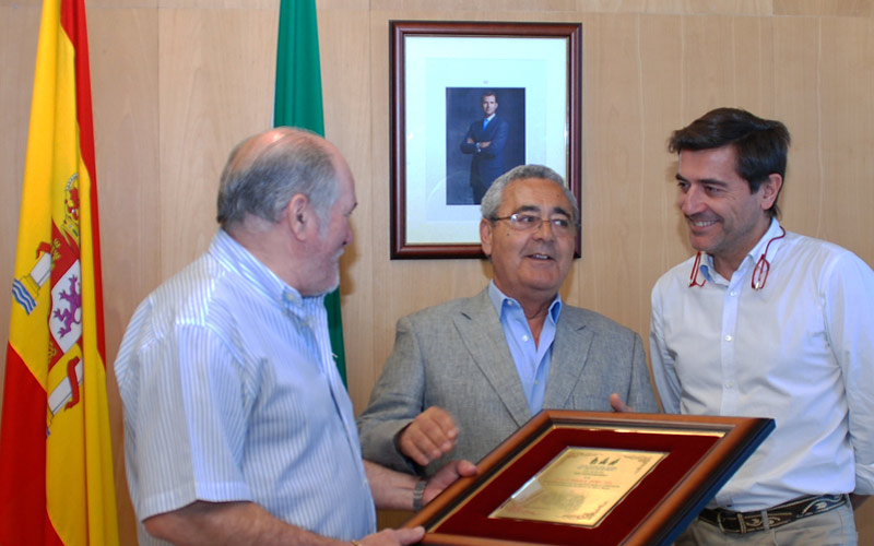 La AVV Las Tres Torres reconoce en sus bodas de plata la labor de la Junta en la “transformación” del barrio de Santa María
