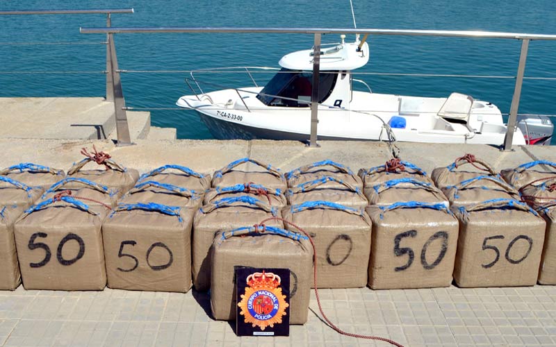 Interceptada en la Punta una embarcación que transportaba unos 800 kilos de hachís, y detenido uno de sus dos tripulantes