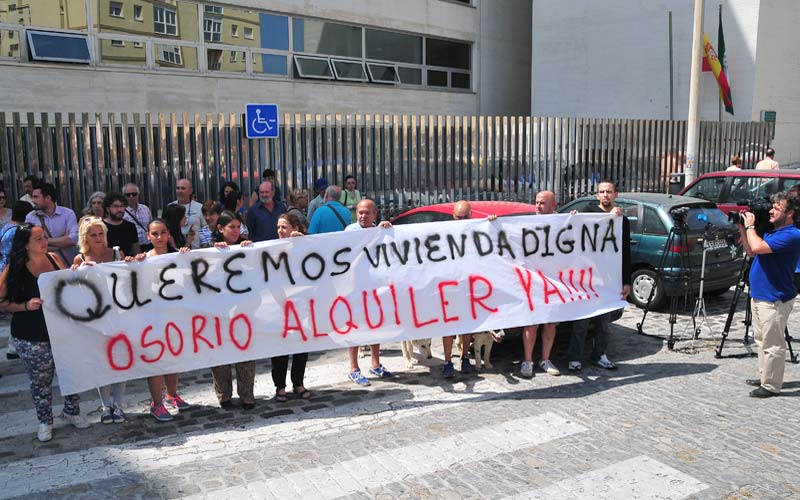 Protesta para exigir a la Junta que destine a alquiler social las viviendas que quedan por adjudicar en su promoción de Osorio