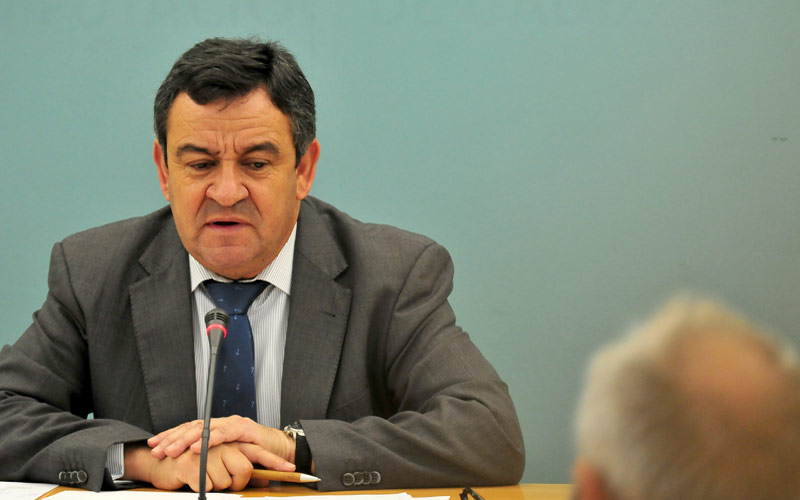 Loaiza (PP) se enfada con Ciudadanos por no querer firmar con él un “pacto de perdedores”; Cano le responde que “no es de fiar”