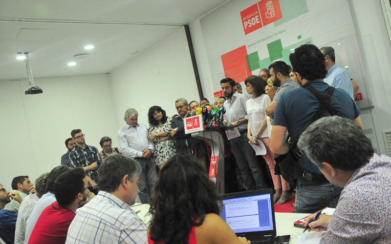 Y el PSOE dijo ‘sí’: Kichi relevará a Teófila Martínez