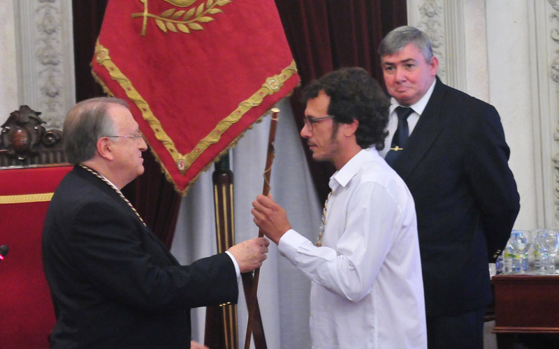 Cádiz celebra el “cambio” y José María González asume la Alcaldía buscando que el Ayuntamiento sea “un escudo para sus gentes”