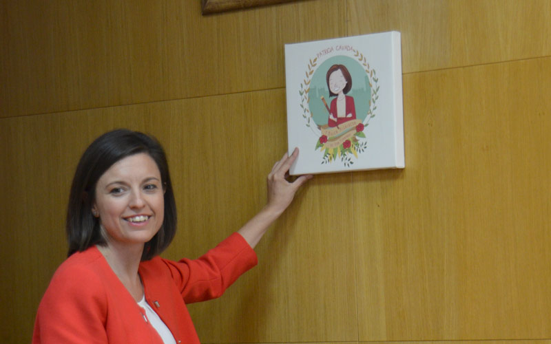 La nueva alcaldesa isleña se presenta a los funcionarios municipales en su primer día de ‘trabajo’