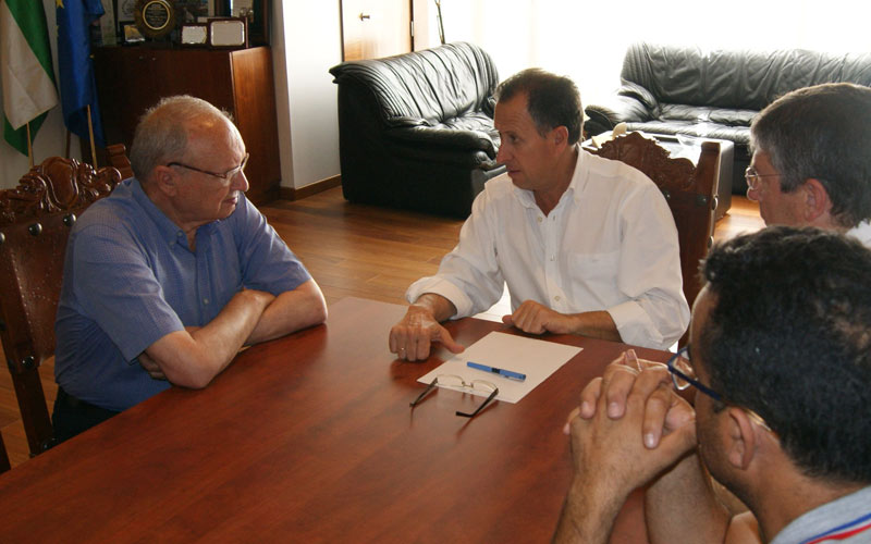 Román mantiene su primera reunión institucional con Juan Lull, empresario hotelero, para analizar la situación del sector turístico