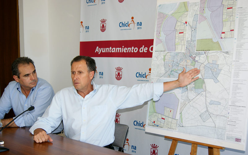 Chiclana se ofrece para albergar el polígono de Las Aletas: “si en Puerto Real todo van a ser pegas, aquí pondremos la alfombra”