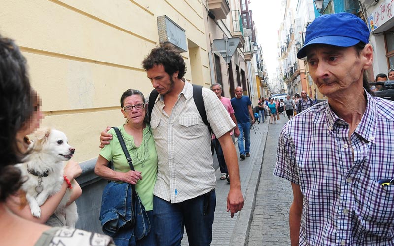 El alcalde de Cádiz y sus concejales, tras ofrecer alternativas y ‘luchar’, asisten impotentes en la calle Benjumeda a un desahucio