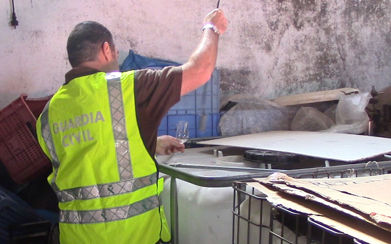 Clausurada una bodega clandestina y sin medidas higiénicas que falsificaba vinos de Jerez; ofrecía manzanilla muy barata por ferias