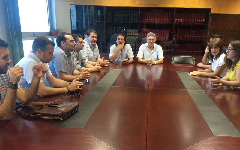 Alcaldes gaditanos de IU denuncian que la Junta “está asfixiando” a los ayuntamientos al no pagarles lo adelantado para sus planes
