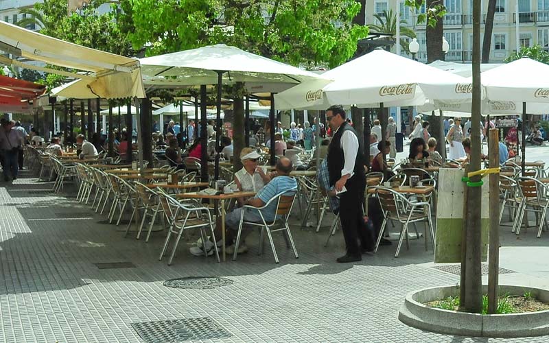 Cuatro de cada diez andaluces que ‘dejan’ el paro en junio son gaditanos; en todo un año baja el desempleo en ni 4.900 personas