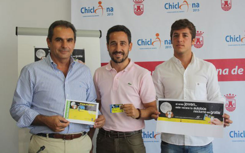 Se activa un verano más en Chiclana la Tarjeta Bus Nocturno para facilitar a los jóvenes el desplazamiento “seguro” al litoral