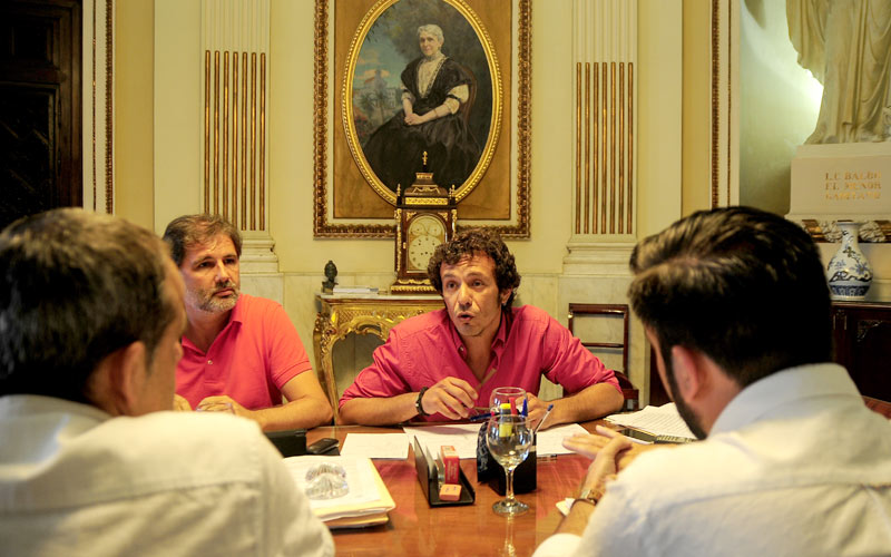 El nuevo Gobierno plantea de cara al pleno de organización ahorro y pluralidad; PP y PSOE exigen negociación previa y proporcionalidad