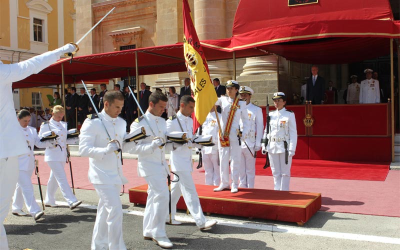 El ministro Morenés entrega en San Fernando despachos a los nuevos suboficiales de la Armada