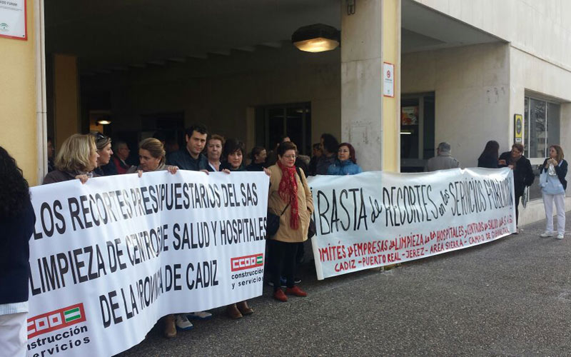 Trabajadores de limpieza de los hospitales gaditanos se enfrentan, con la nueva UTE, a “retrotraer sus derechos 20 años” o despidos